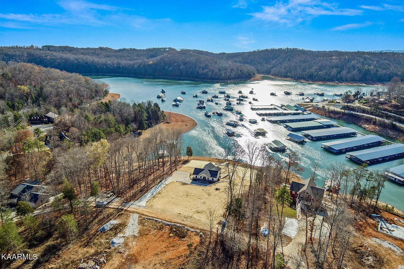 Illustrative community map of Overlook Bay depicting Norris Lake shoreline, marina, barn, and nature trails